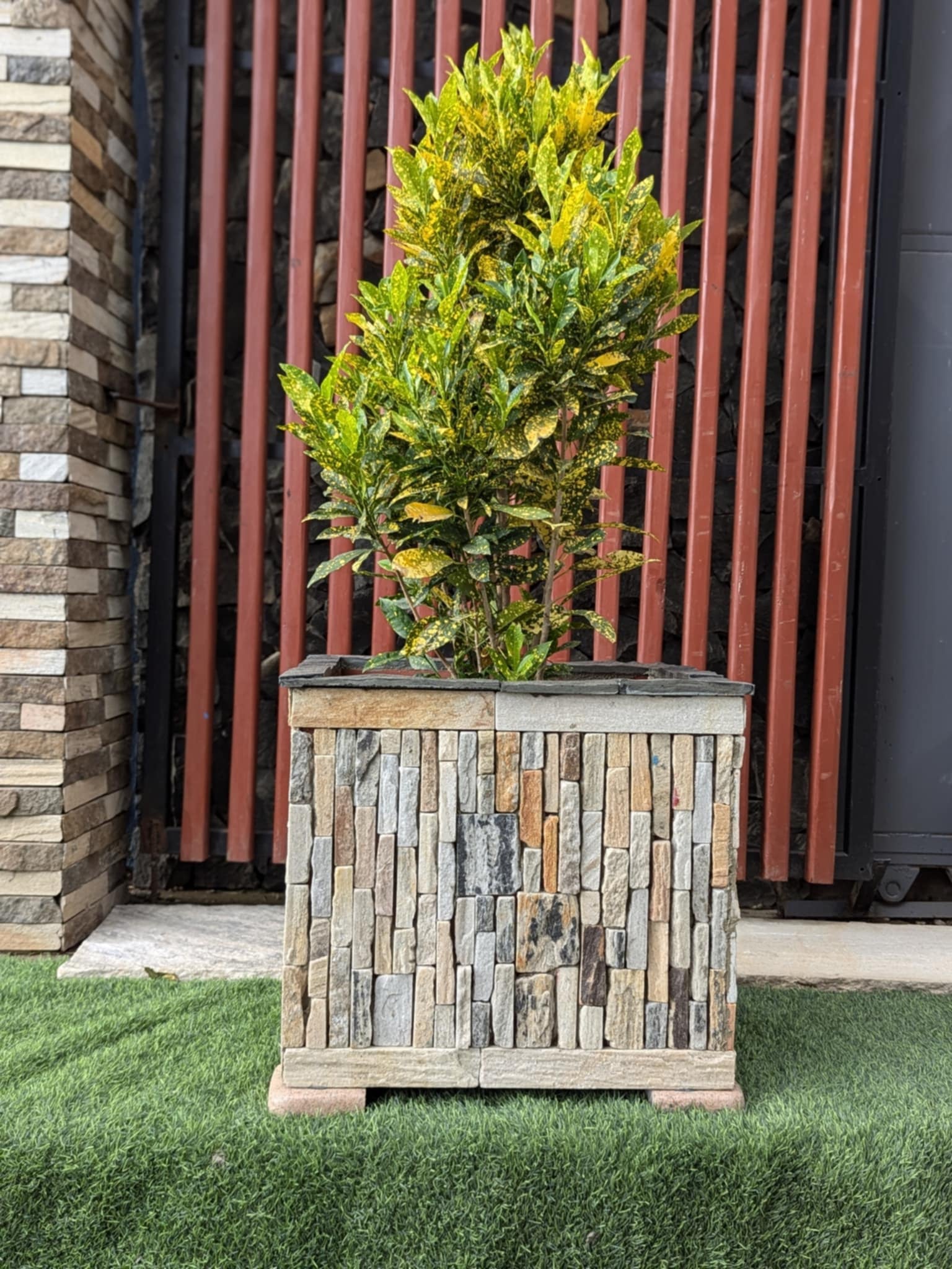 Pots de fleurs décorés à la main